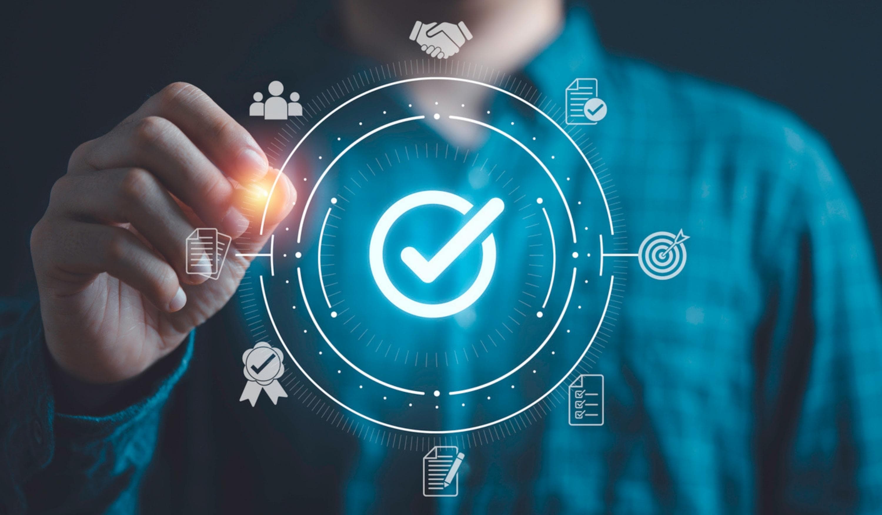 Nutzer arbeitet mit CRM-Dashboard auf einem Tablet mit digitalen Icons