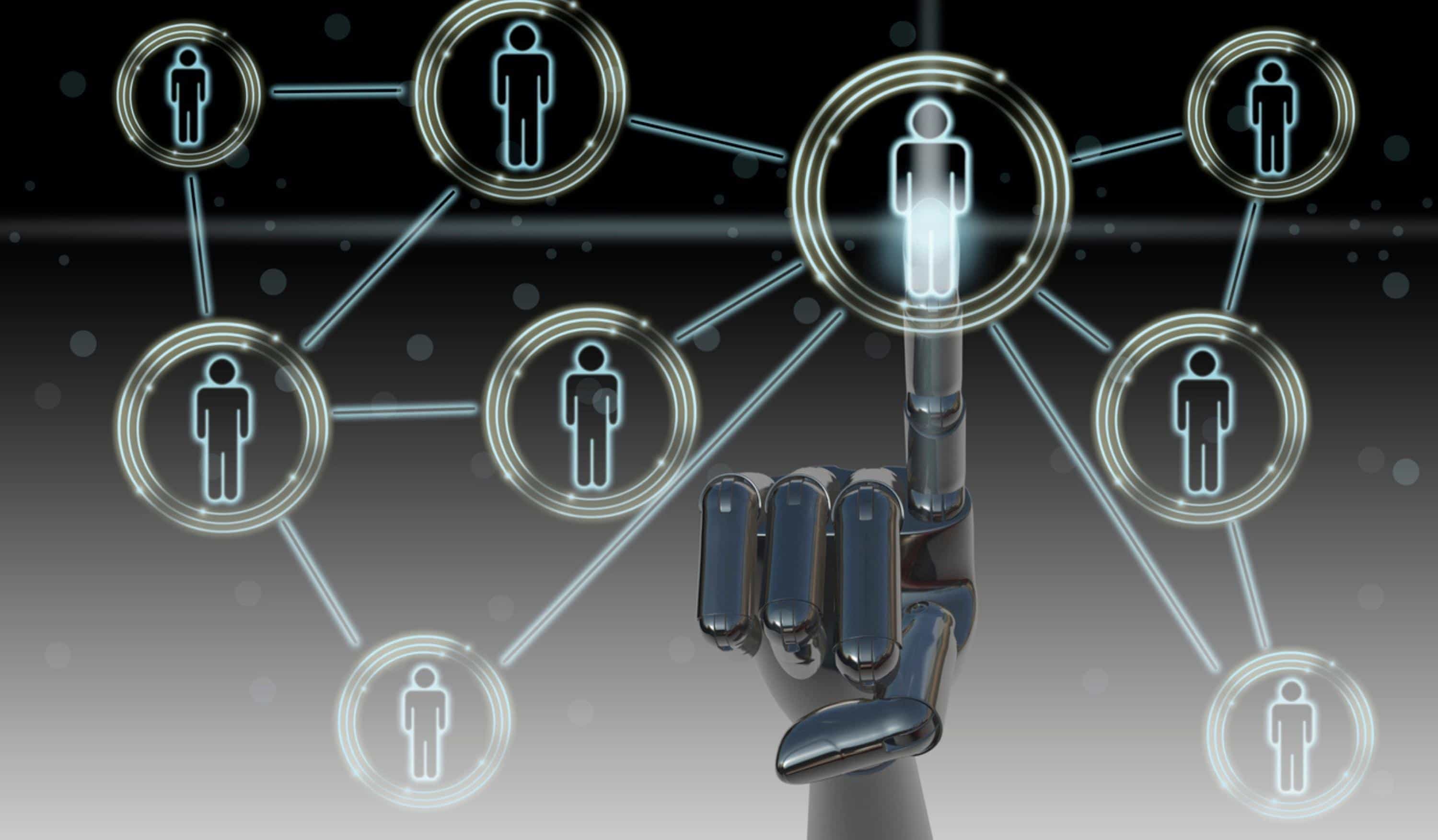 Roboterhand tippt auf vernetzte Mensch-Icons
