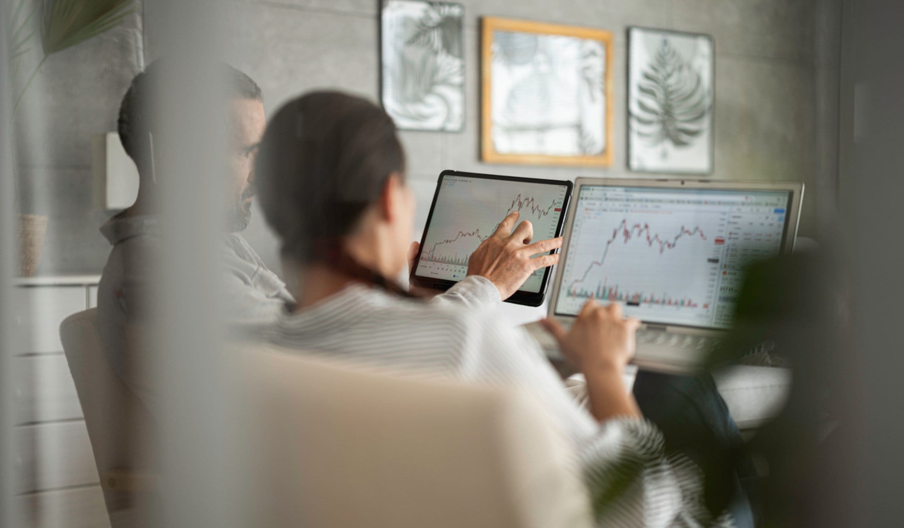 Zwei Personen analysieren Daten am Computer