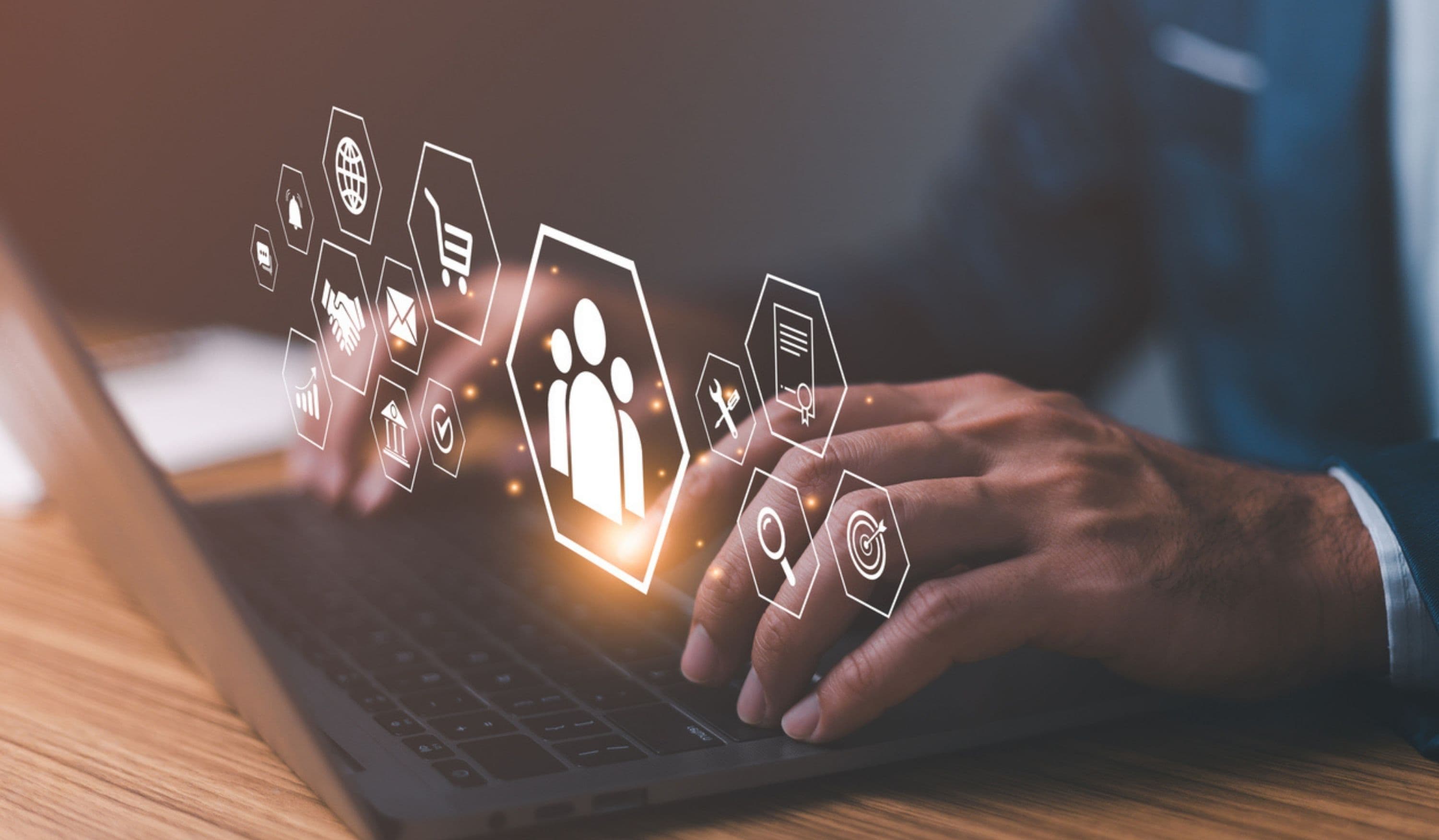 Digitale Kundenmanagement-Symbole über Laptop