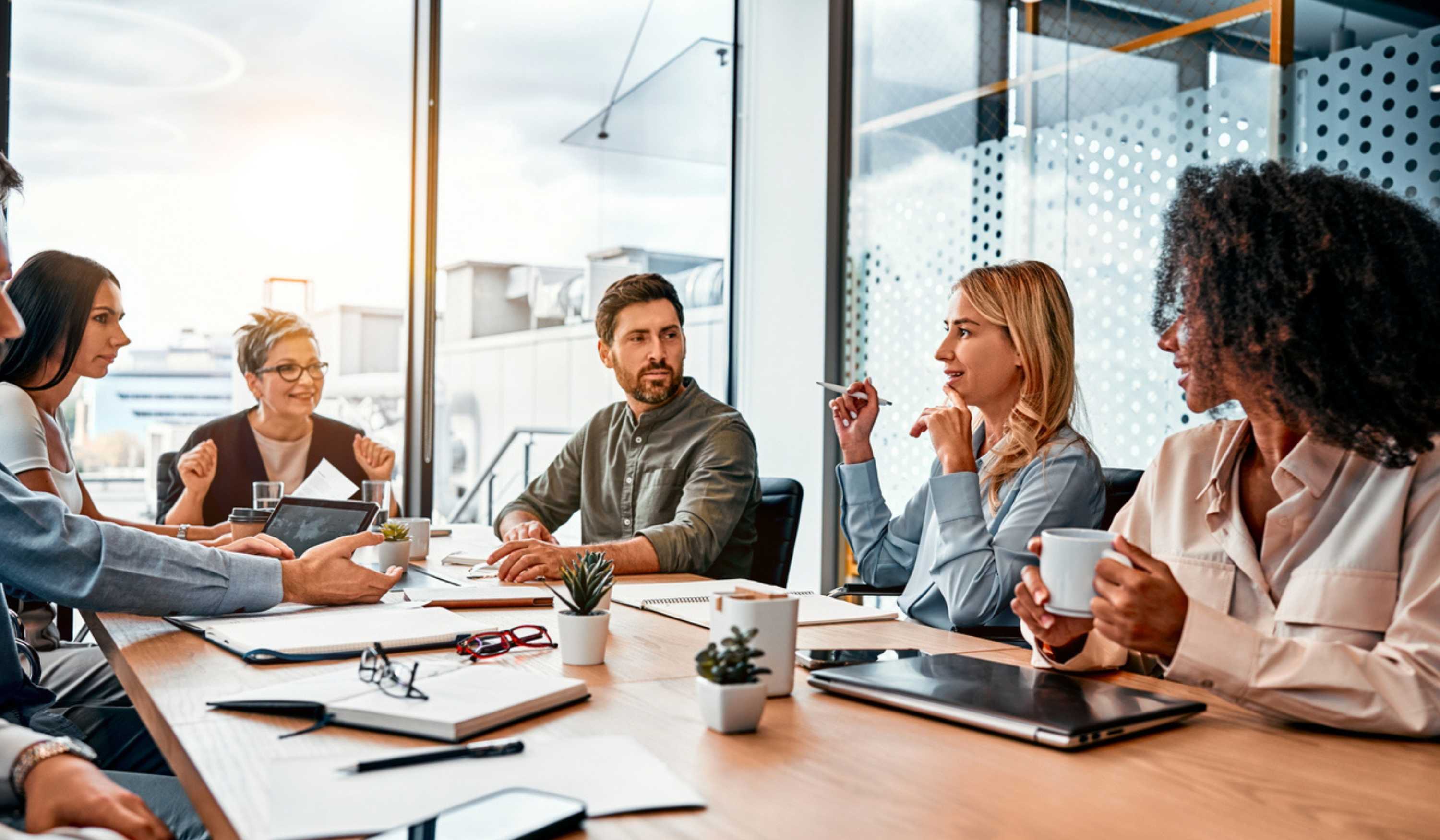 Business-Team im modernen Büro in Besprechung